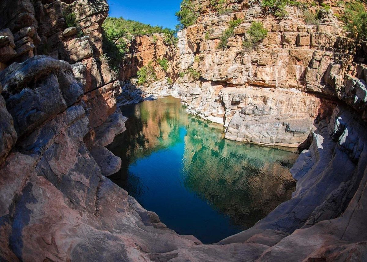 Bassin naturel aux eaux claires entre les rochers de Paradise Valley