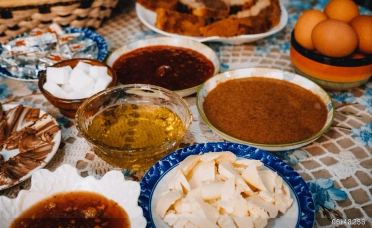 Table berbère avec miel, amlou, fromage et œufs chez l'habitant