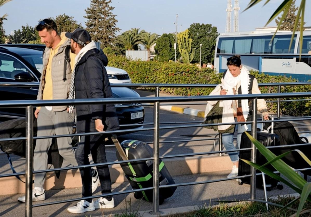 Voyageurs sortant du hall des arrivées de l'aéroport d'Agadir